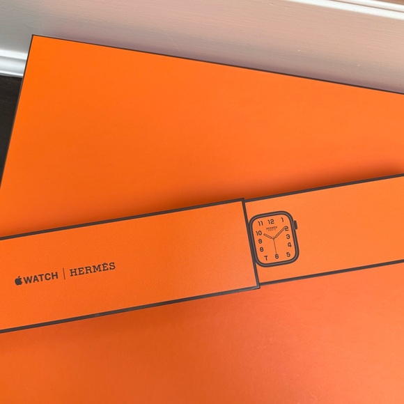 Hermès Series 7 Apple Watch, GPS & Cellular, 41mm Size w/ Original Hermès Bands - Picture 14 of 15